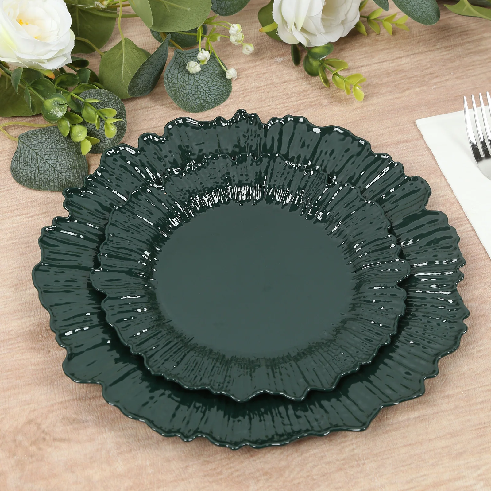 20-Pack Hunter Emerald Green Reef Design Plastic Plates – 7" Dessert & Appetizer Party Plates – Elegant Disposable Tableware