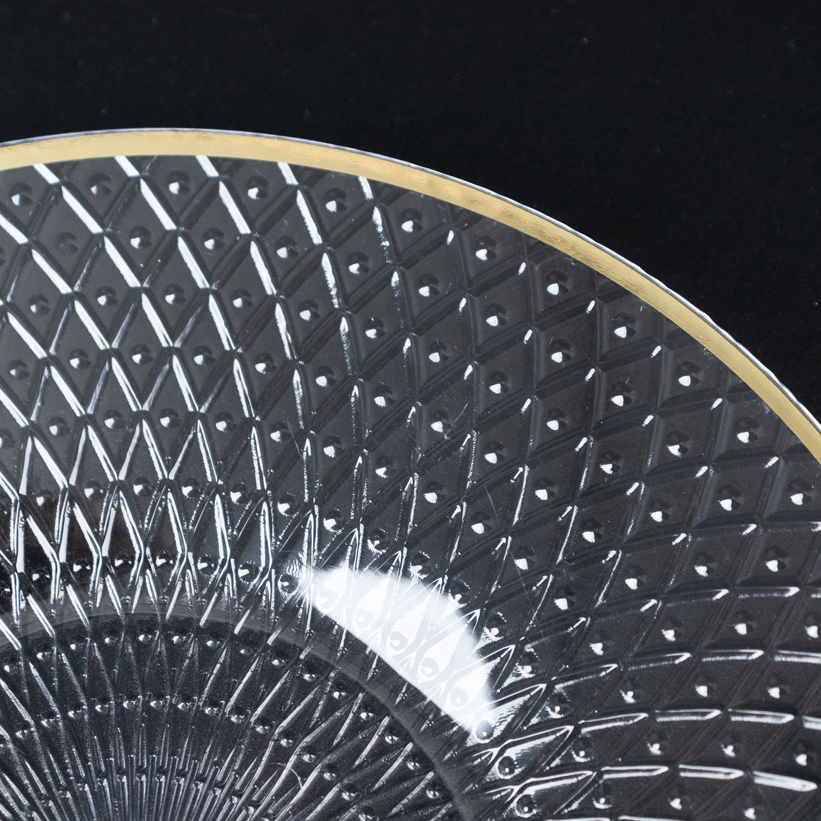 20-Pack Round Plastic Dinner Plates – Clear 10" Radial Diamond-Cut Pattern Gold Rim Party Plates, Durable Disposable Tableware - Image 9