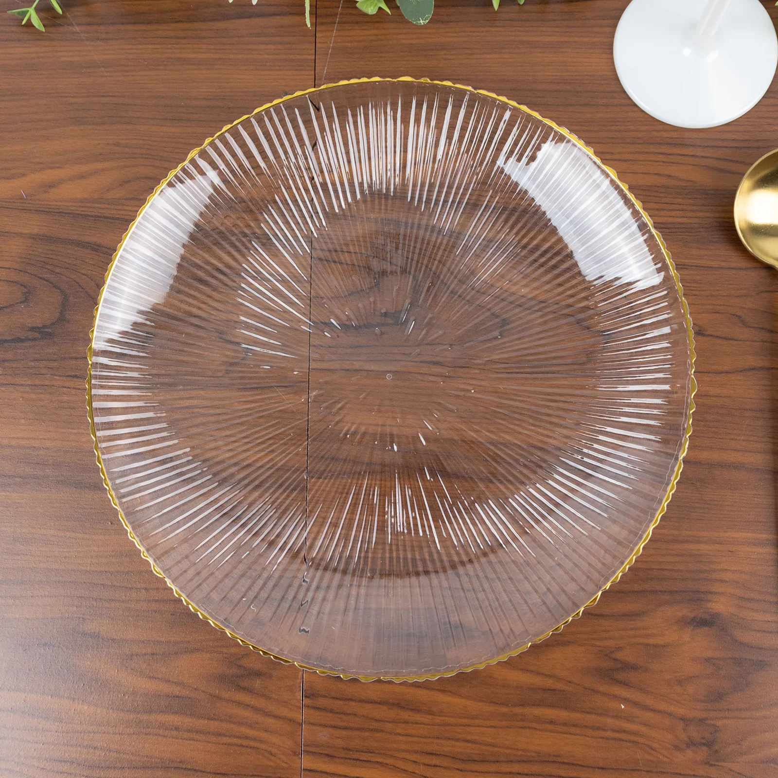 20 Pack Clear Plastic Dinner Plates with Gold Rim – 10" Ribbed Sunburst Pattern – Round Disposable Party Plates - Image 6