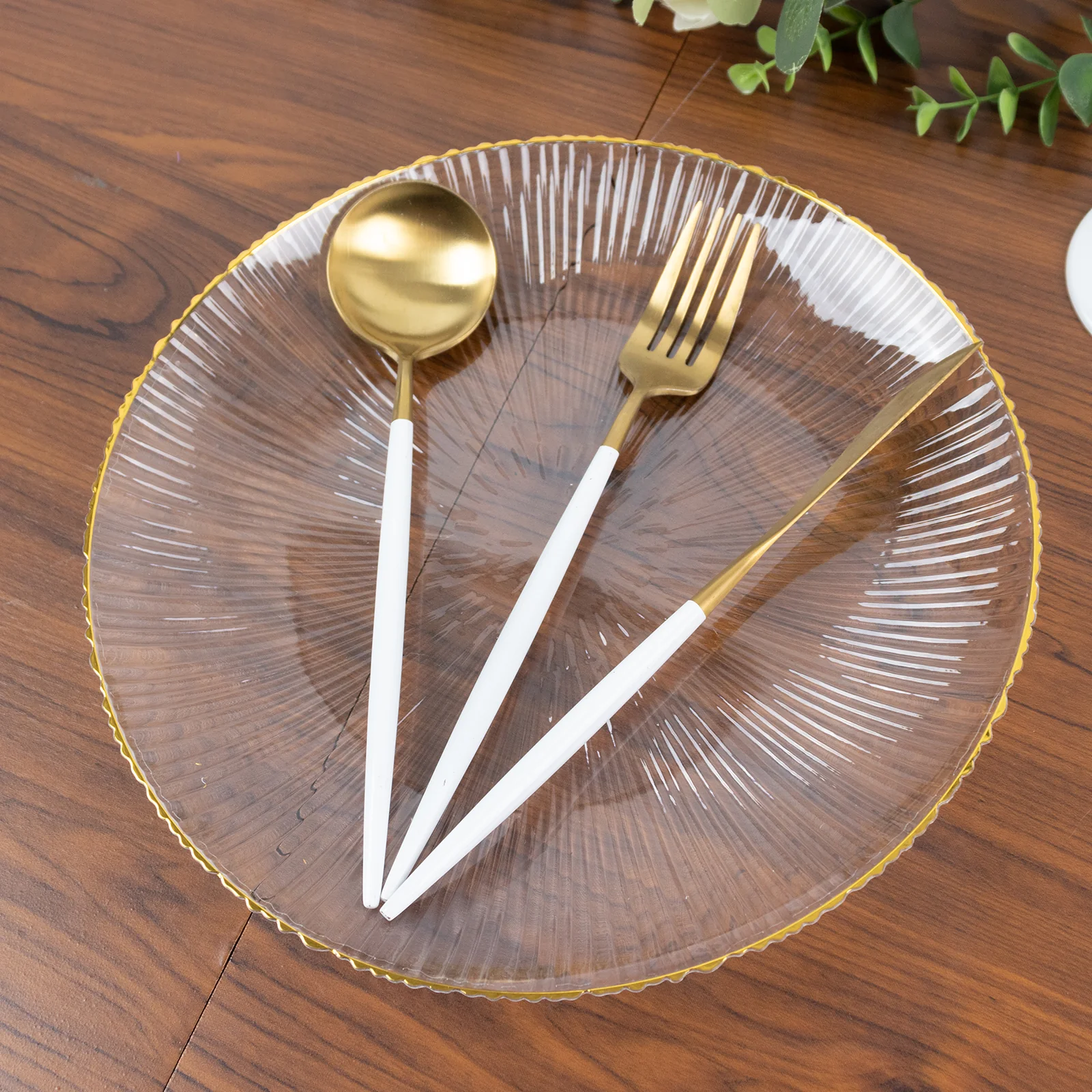 20 Pack Clear Plastic Dinner Plates with Gold Rim – 10" Ribbed Sunburst Pattern – Round Disposable Party Plates - Image 8